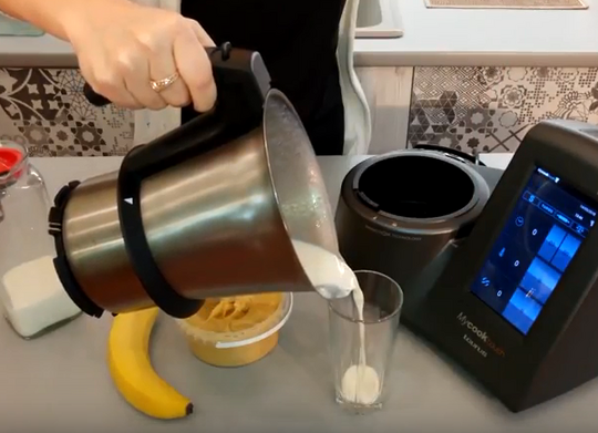 Молочный банановый коктейль - Способ приготовления и польза | ХозОбоз