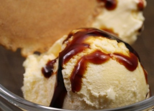 Готовим мороженое Пломбир дома без мороженицы: два ингредиента и несколько минут времени