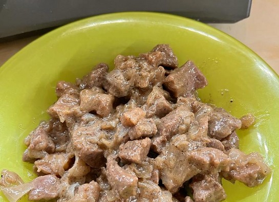Жареное мясо с луком на сковороде — рецепт с фото